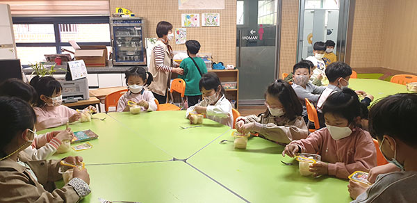 ▲곡성군이 초등학교 돌봄교실 학생들을 대상으로 지난 8일부터 과일 간식 지원을 시작했다.(사진제공=곡성군)