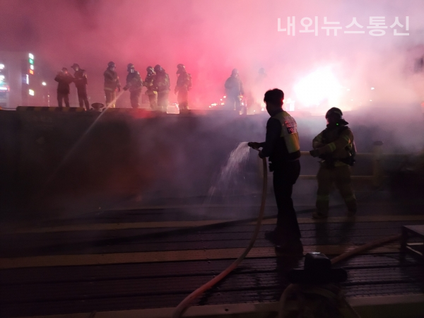 군산해경과 소방대원들이 소화작업을 마무리 하는 모습.(사진 군산해경)