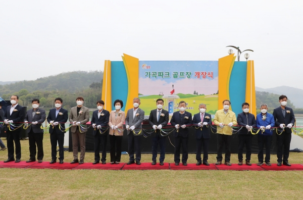 12일 밀양시 가곡동 밀양강 수변에 새롭게 조성된 ‘가곡파크골프장’개장식(테이프커팅 모습)(사진제공=밀양시청)