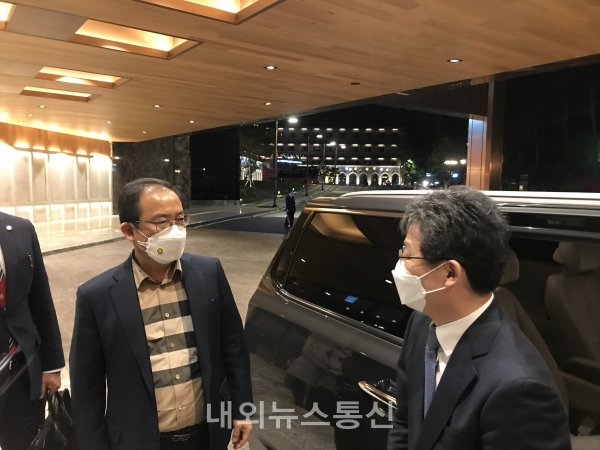 ▲ 유승민 전 의원이 강연장을 떠나 서울로 떠나기전 지지자들과 인사를 나누는 모습 ( 사진 = 한유정 기자)
