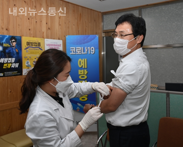 이환주 남원시장이 코로나 백신 아스트라제네카를 접종받고 있다.(사진 남원시)