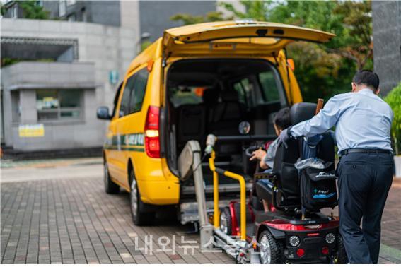 오는 20일 장애인의 날을 맞아 장애인콜택시 무료 운행서비를 실시한다 (사진=서울시설공단)