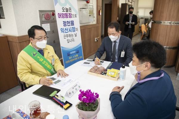 정헌율 익산시장이 '2021년 시장 일일 읍면동장제' 운영 실천 관련, 민원업무 중인 정헌율 일일 어양동장.(사진 익산시)