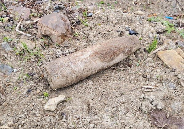 경계복원측량을 하던 중 발견된 포탄.(사진 LX)