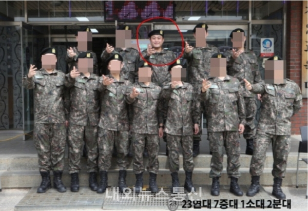 육군훈련소에서 훈련중 공개된 김호중의 한장의 사진