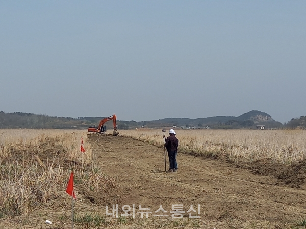 군산시 최초 시민참여형 태양광발전소 착공(측량) 모습.(사진 군산시)