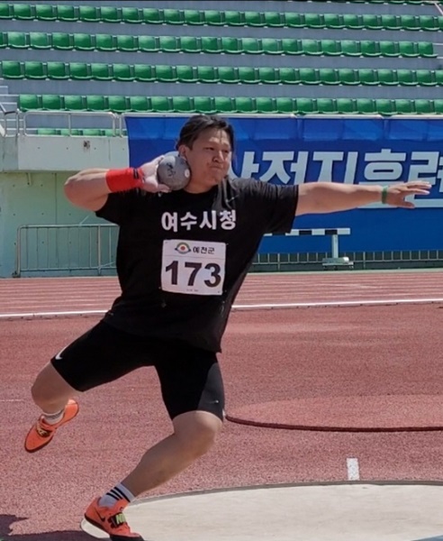 ▲포환던지기에서 17m 56cm를 던져 은메달을 획득한 정일우 선수(사진제공=여수시)