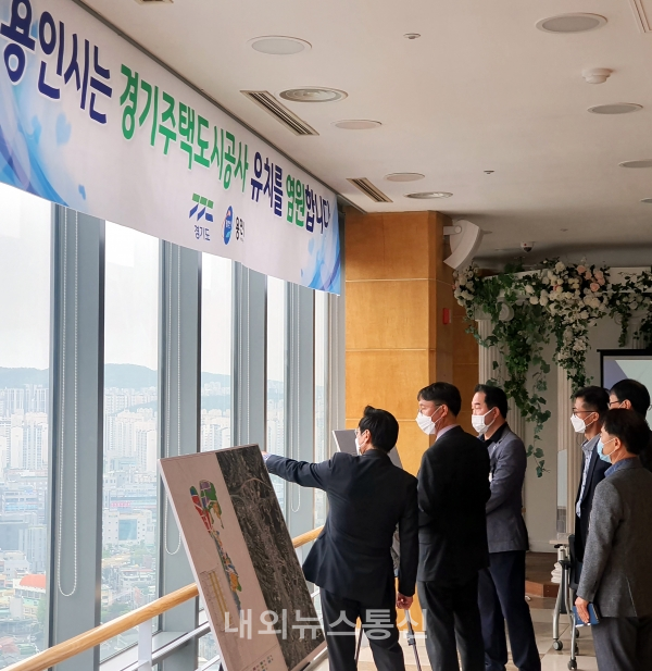 ​오후석 제2부시장이 수지 죽전아르피아 전망대에서 경기주택도시공사 유치를 위해 실사단에 현장 설명을 하고 있다.(사진제공=용인시)​