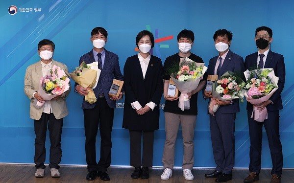 29일 유은혜 부총리 겸 교육부장관이 정부서울청사에서 ‘이 달의 한국판뉴딜 ’로 선정된 인물 및 장소에 대해 감사의 뜻을 담은 기념패를 전달하고 기념촬영을 하고 있다.