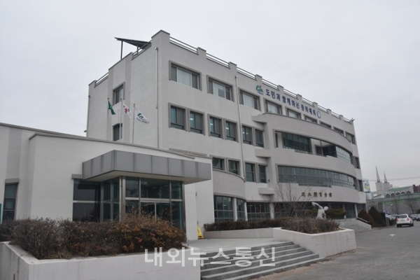 충청북도체육회는 코로나19 확산 예방을 위해 제60회 충북도민체육대회를 잠정 연기했다. 사진은 충북체육회관 전경