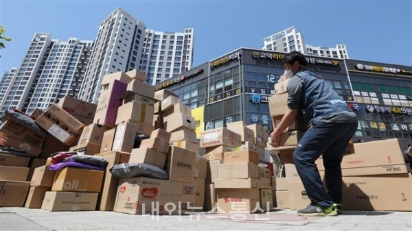 사진=강동구 고덕동 아파트앞에 쌓인 택배들(구글)