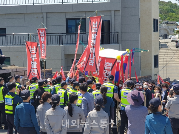 합천 LNG발전단지 건립에 반대하는 주민들이 3일 오전 합천군청에 진입하려다 경찰과 대치하고 있다.