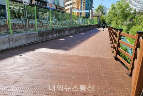 성복동 효자초등학교 인근 성복천 진입 경사로 60m 구간 폭을 2m에서 5m로 확장한 모습(사진제공=용인시)