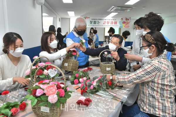 ▲다문화가족 카네이션 꽃바구니 만들기(제공=남구청)