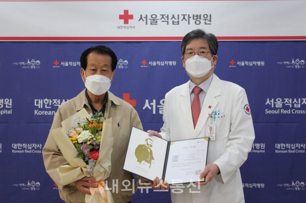 코로나19 환자였던 신현봉(80, 남) 씨가 지난 6일 서울적십자병원(원장 문영수)에 1억 원을 기부했다./사진제공=대한적십자사