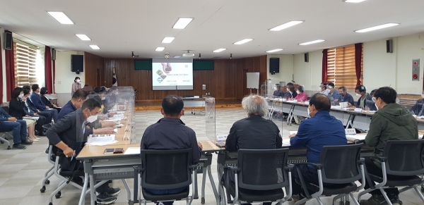 밀양시시설관리공단(이사장 이병희)은 지난 내이동 행정복지센터에 이어 7일 상남면 이통장회의 자리를 빌려 지역리더 환경인식개선을 위한 환경교육프로그램을 진행했다.(사진제공=밀양시설관리공단)