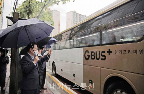 백군기 용인시장이 P9211번 버스를 이용하는 시민들을 배웅하고 있다.(사진제공=용인시)