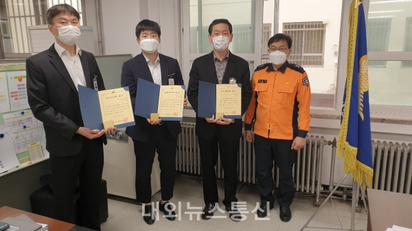 ▲수성소방서에서 위급상황에서 응급처치로 시민생명구한 김인규, 김도형, 이혜진씨에게 하트세이버를 수여 후 기념사진을 촬영하고 있다(사진=수성소방서)