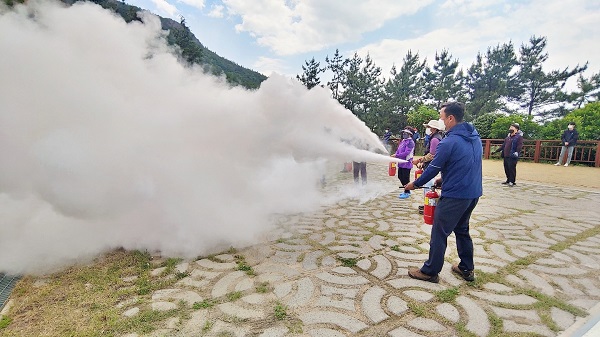 ▲정남진 편백숲 우드랜드는 화재 진압 실제 훈련을 실시했다.(사진제공=장흥군)