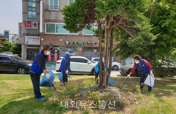 봉산동 바르게살기위원회가 환경정화활동을 실시하고 있다. (사진=원주시 제공)