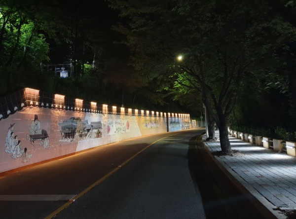 밀양시 교동 산복도로 옹벽 모자이크 타일 벽화 모습(사진제공=밀양시청)