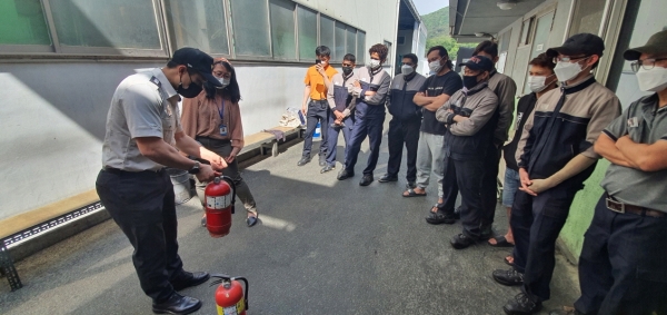 외국인 노동자 고용 기업체에 맞춤형 안전수호대를 편성해 운영한다.(사진제공=밀양소방서)