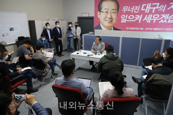 ​​▲5월 14일 오후 홍준표 의원이 대구지역 사무실에서 대구경북 지역 기자회견을 열고 기자들의 질문에 답변하고  있는 모습 ( 사진 = 한유정 기자)​​