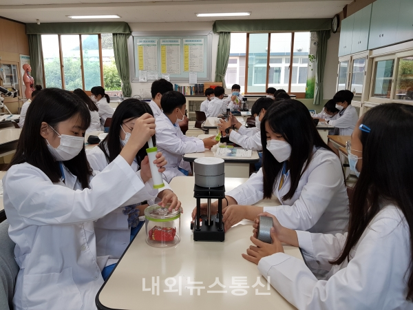 작은 학교 자유학구제 운영중인 안동 풍산중 과학실험 모습.(사진=경북교육청)