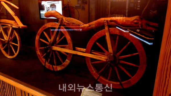 ▲ 자전거 박물관에 전시된 나무자전거의 모습 ( 사진 = 한유정 기자)