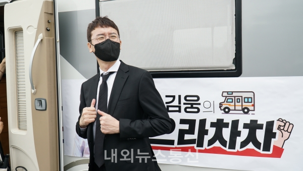 ▲ 김웅 국민의힘 후보가 으라차차 캠핑카 앞에서 옷매무새를 다듬고 있는 모습 ( 사진 = 한유정 기자)