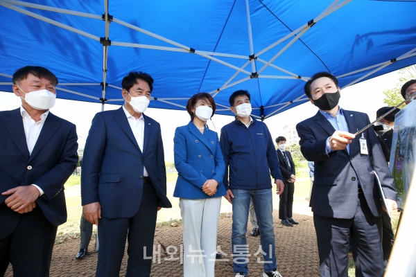 백군기 용인시장이 한정애 장관, 김민기 국회의원과 기흥호수 관련 브리핑을 보고받고 있다.(사진제공=용인시)