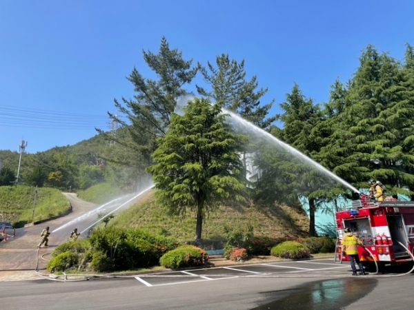 삼랑진에 위치한 양수발전소에서 관계자와 합동으로 소방훈련을 실시하고 있다.(사진제공=밀양소방서)