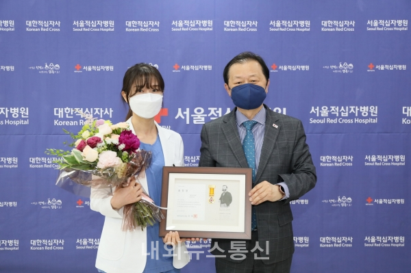 대한적십자사는 서울적십자병원에 근무하는 권영선 간호사가 ‘생명 살린 수범직원’으로 적십자 회장 표창을 수상했다고 28일 밝혔다./사진제공=대한적십자사