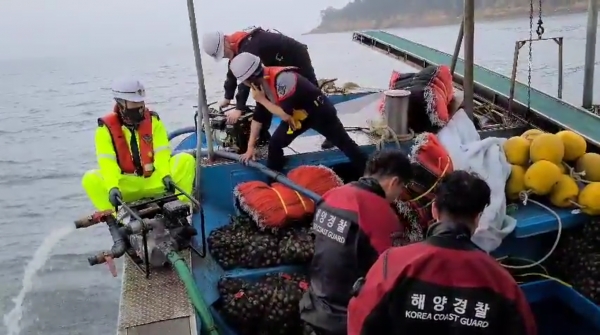 창원시 진해구 잠도 남방 0.1해리 해상에서 ㄱ호(7톤급, 운반선, 승선원 3명)가 암초에 좌초된 것을 구조하고 있다.(사진제공=창원해경)