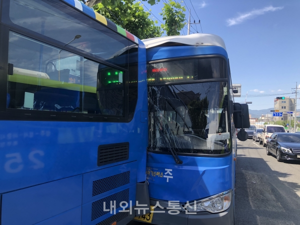 ▲대구 비산지하도 입구에서 버스 두대가 추돌했다.(사진=대구소방본부 제공)