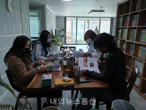 충주 대림초 ‘책 읽어주는 엄마’ 책모임 활동 모습(사진=충북교육청)