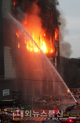 불타고 있는 이천 쿠팡물류센터. (사진=네이버 포토)