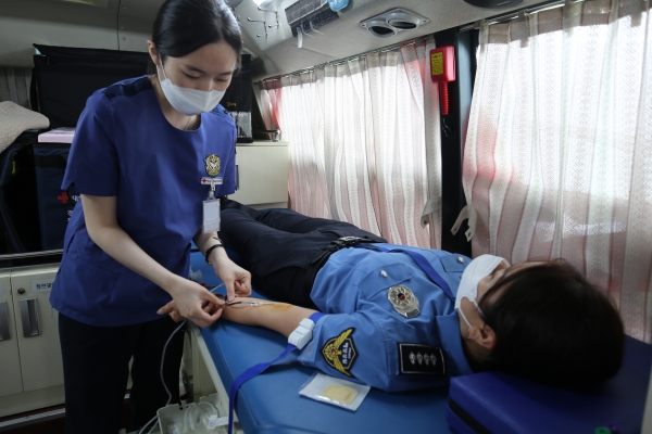 경찰관 및 의경이 참석하는 자율적 생명 나눔 헌혈행사를 실시하고 있다.(사진제공=통영해경)