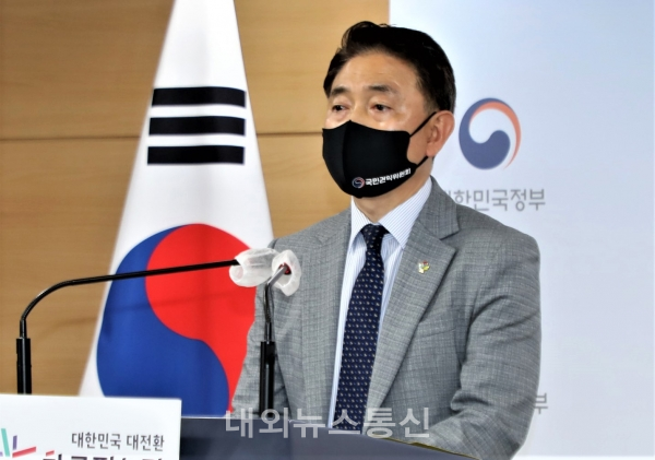 김태응 특별조사단장이 21일 정부서울청사 브리핑실에서 22일부터 한달간 정의당 등 비교섭단체 5개 정당 소속 국회의원, 무소속 홍준표 의원 및 이들 가족에 대한 부동산 거래 위법사항 등을 조사할 계획이라고 밝히고 있다. 사진=국민권익위원회