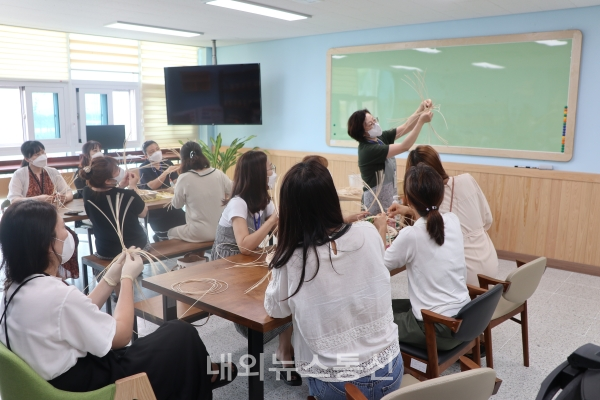 청주소로초 학부모 동아리인 '라탄 동아리'가 수업을 하고 있다. (사진-청주교육청)