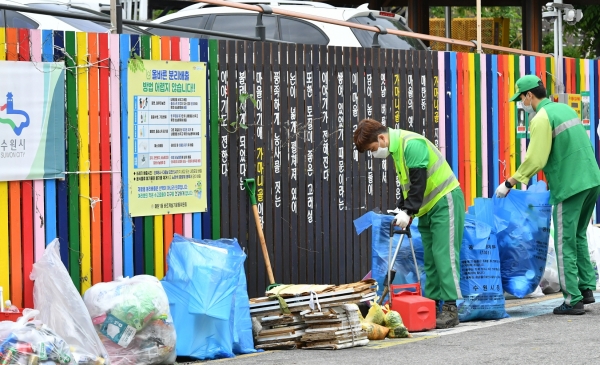 오전 6시로 근무시간이 변경된 수원시 환경관리원들이 어두운 새벽이 아닌 밝은 아침 시간에 청소를 하고 있다.