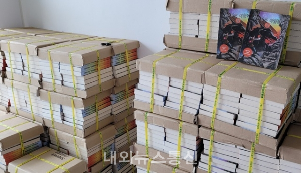 MBC충북에서 충주 청소년들을 위한 도서 기증 (사진=충주교육지원청 제공)