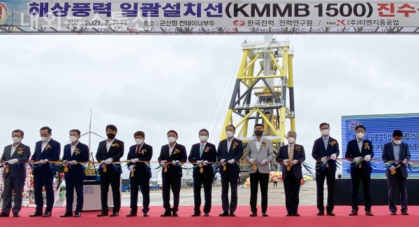 세계 최초 해상풍력 일괄 설치 선박 진수식 개최 모습.(사진 전북도)