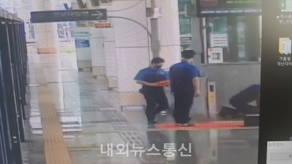 ▲대구도시철도 박성민 사원(男, 42세)이  승객에게 심폐소생술을 실시하고 있는 모습이 찍힌  CCTV화면 ( 사진 = 대구시)