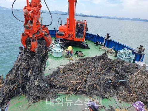 박경철 공단 이사장은 “지속적인 어항관리선 운영을 통해 어항 환경개선 활동에 힘쓰고, 앞으로도 안전하고 쾌적한 어항 환경을 조성하는 데 최선을 다하겠다”라고 밝혔다./사진제공=한국어촌어항공단