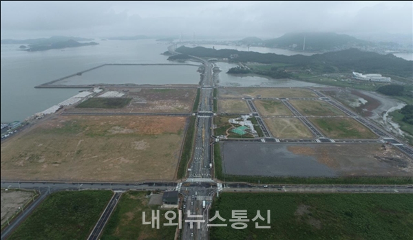 ▲ 전남 목포신항 항만배후단지 조성공사 준공 현장.(사진=목포해수청 제공)