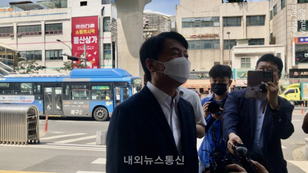 ​​▲21일 오전  대구동산병원에 '안철수 국민의당' 대표가 도착하고 있다. (사진 = 한유정 기자)​​
