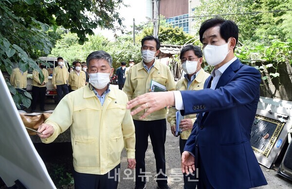 안병용 의정부시장은 8월 19일 오는 21일부터 시작되는 집중호우에 대비해 산사태 발생 우려가 있는 지역(신곡동 산 29-2)에 대해 긴급 현장점검을 실시했다.(사진=의정부시청 제공)