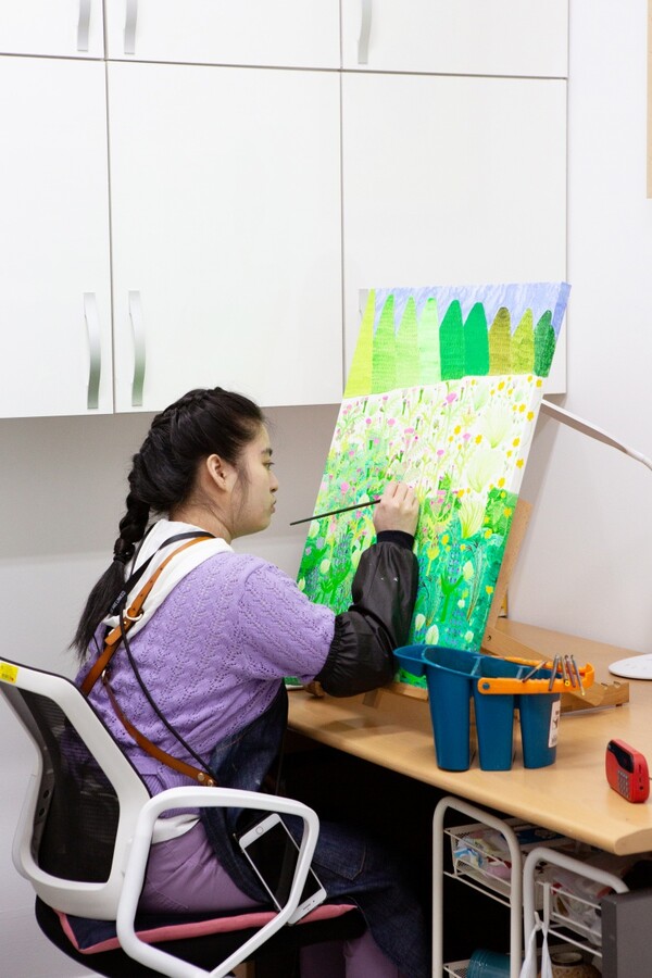 장애예술가가 잠실창작스튜디오에서 제공한 작업실에서 그림을 그리는 모습(사진제공=서울문화재단)