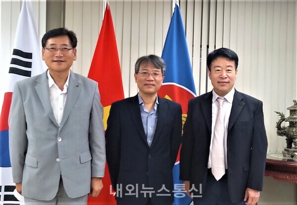 왼쪽부터 임영문 대진대 총장, 응웬 부뚱 베트남 대사, 고려대 조태형 박사. (사진제공=대진대학교)